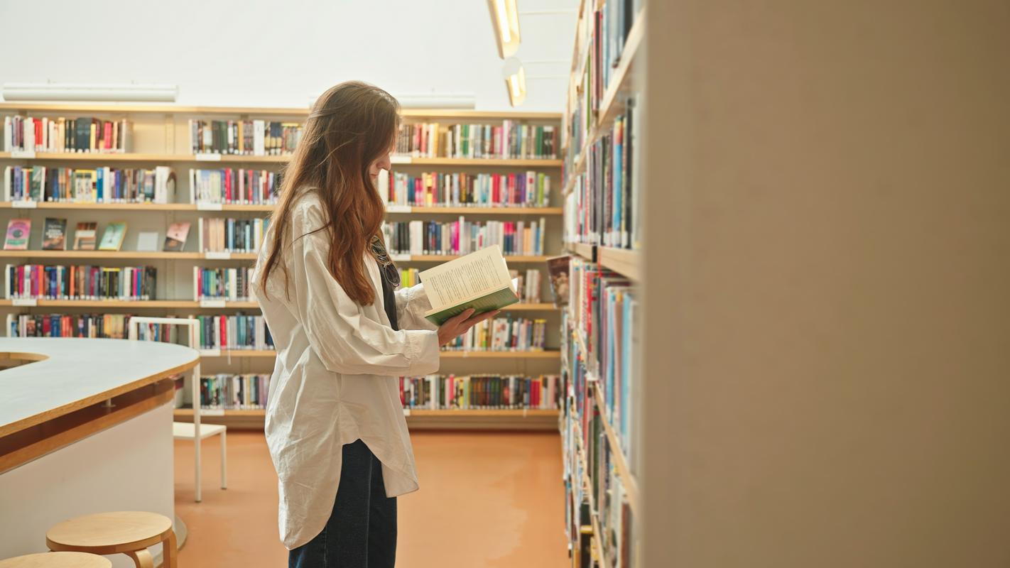 Parlamentarno pot začenja predlog, ki študentom zvišuje najnižjo urno postavko, subvencijo za hrano