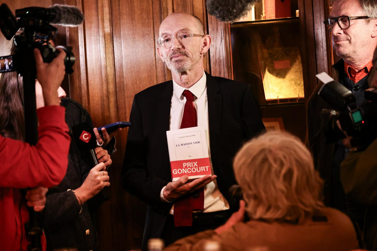 Goncourtova nagrada letos Laurentu Mauvignierju in družinski sagi Prazna hiša