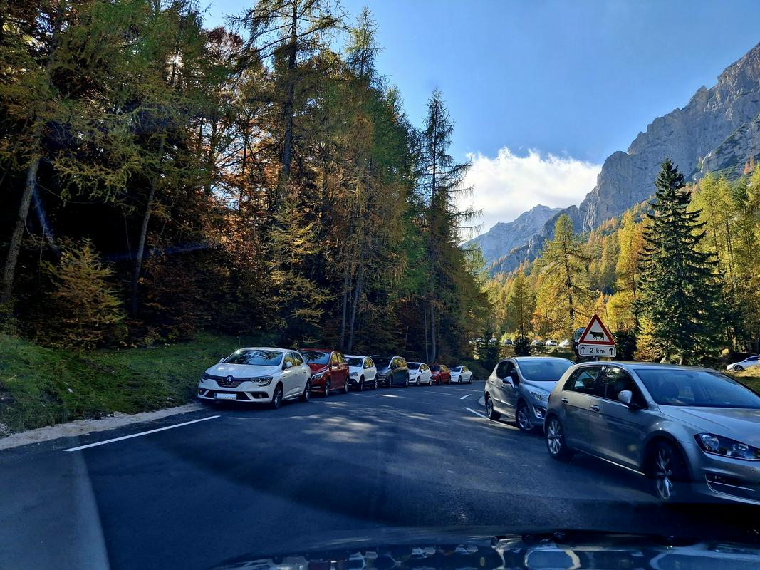 Pristojni zagotavljajo, da sistem na Vršiču deluje. Za kaos krivo nespoštovanje prometnih predpisov.