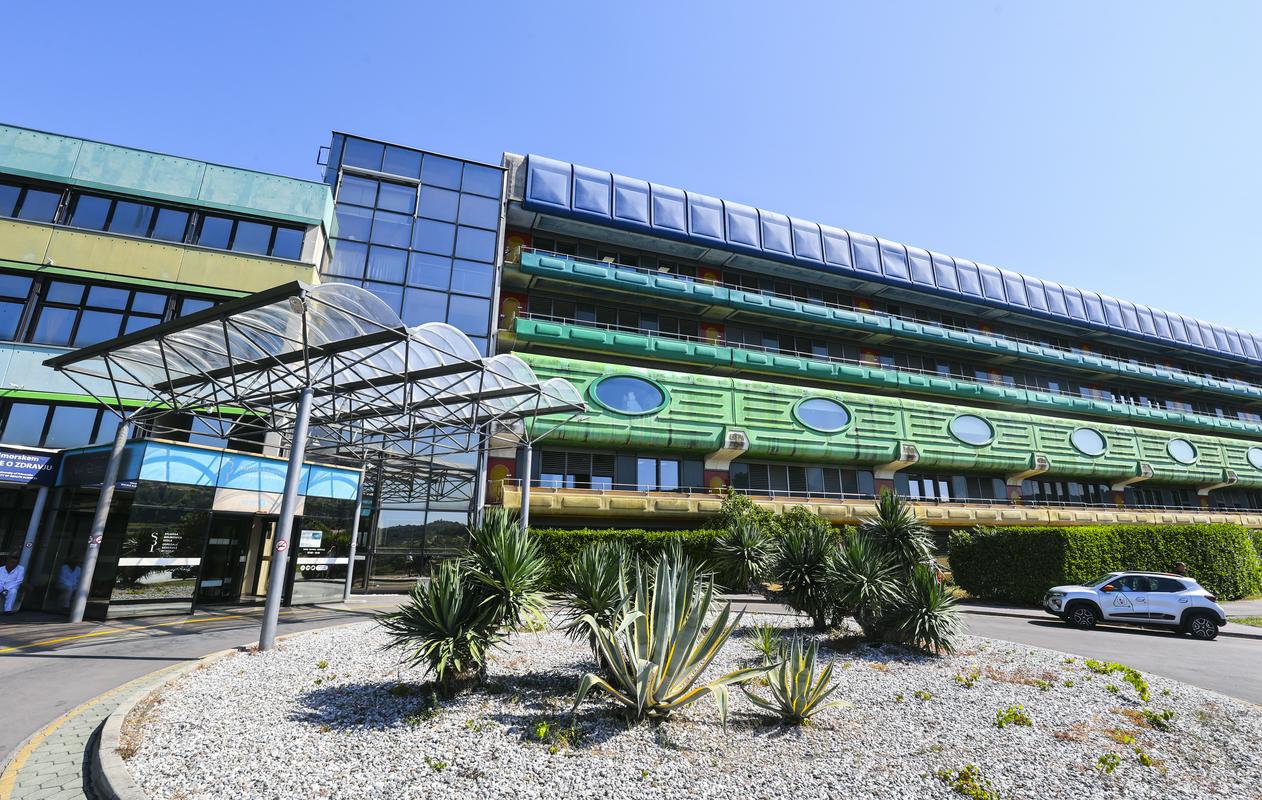 V izolski bolnišnici operacije odslej izvajajo tudi s pomočjo novega robotskega sistema