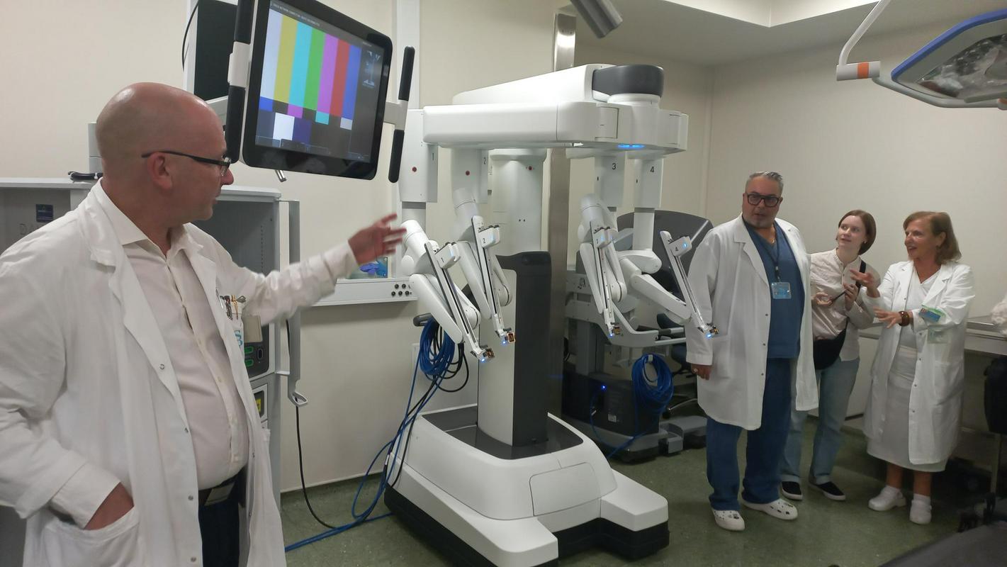 V izolski bolnišnici operacije odslej izvajajo tudi s pomočjo novega robotskega sistema
