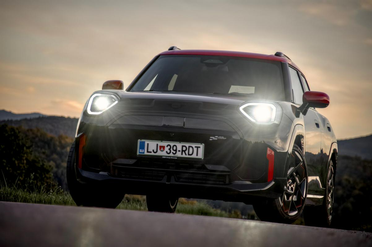 Električni mini, ki vas vabi med ovinke