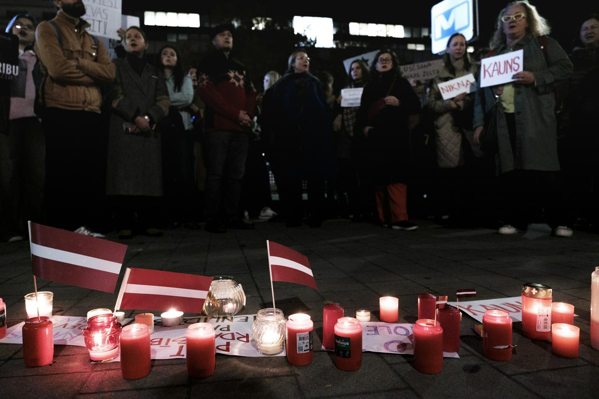 V Rigi se je na shodu proti izstopu Latvije iz carigrajske konvencije zbralo 10.000 ljudi