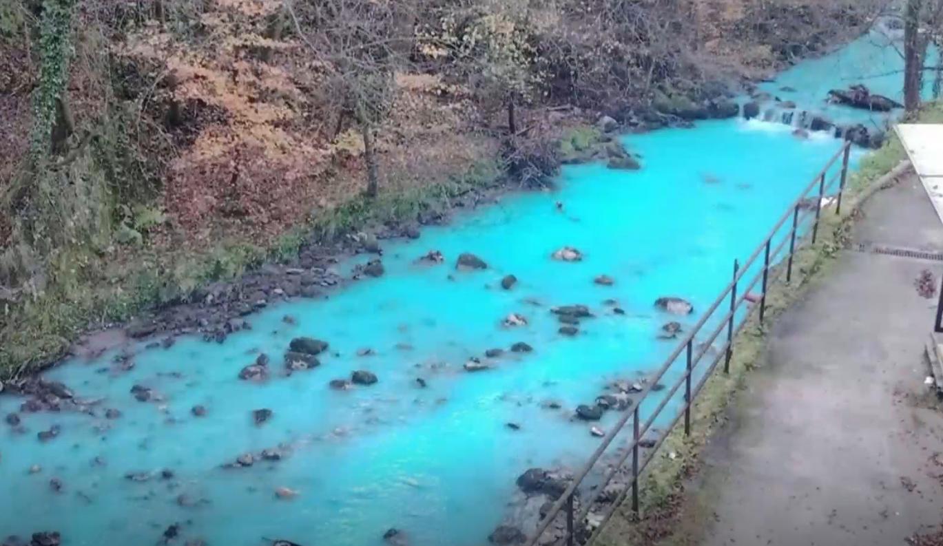 Zaradi izliva vode iz papirnice Radeče se je potok Sopota obarval v modro