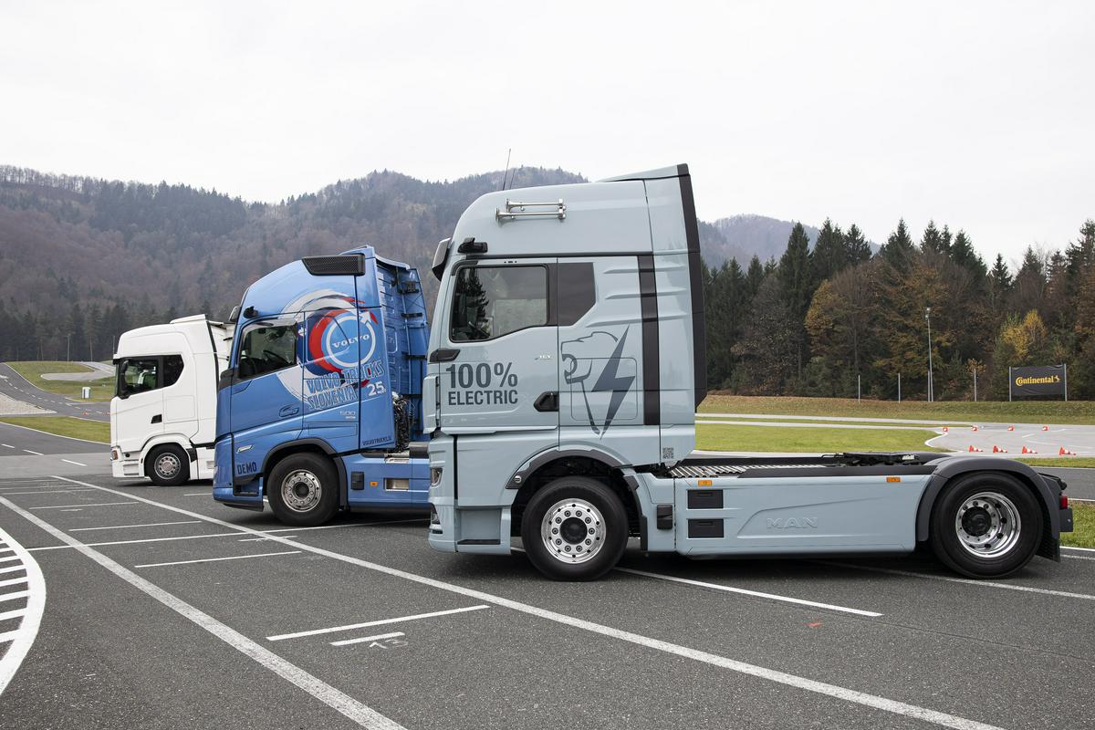 Izobraževalni dan poklicnih voznikov. Bratušek napovedala ukrepe za večjo varnost.