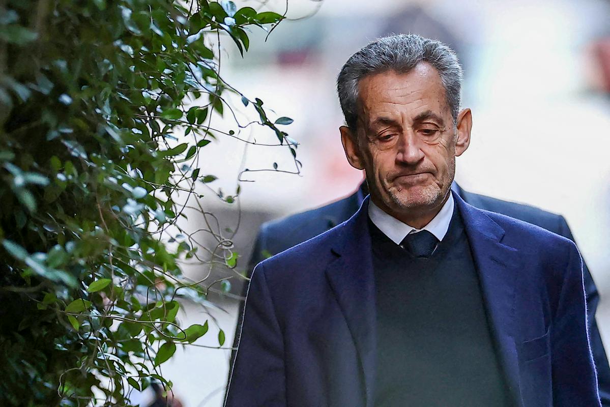 Sarkozy bo do konca pritožbe zaporno kazen prestajal doma pod sodnim nadzorom