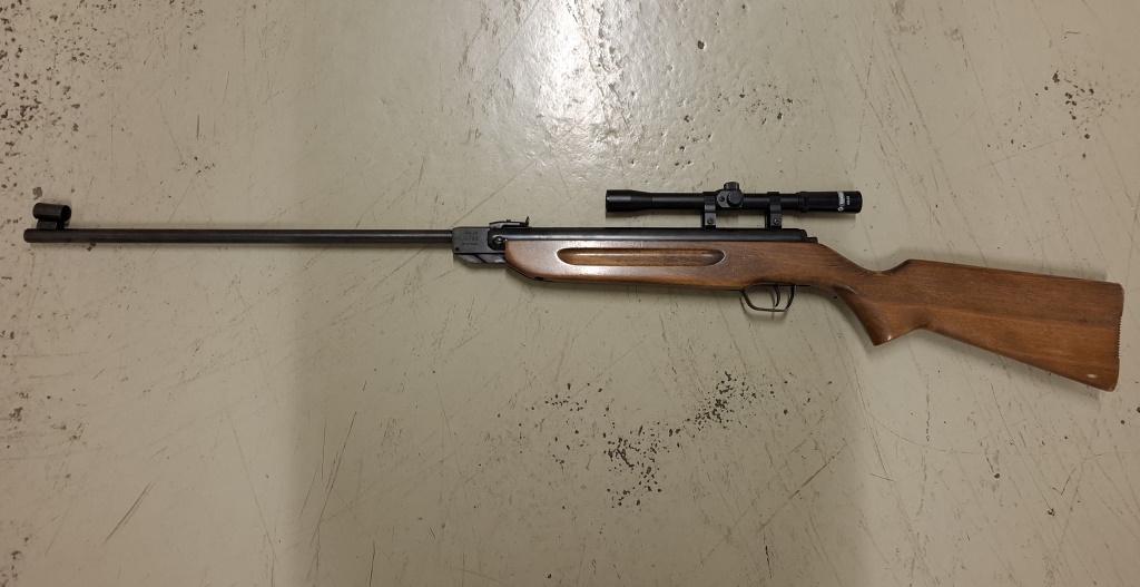 V hišni preiskavi policija zasegla zračno puško in 94 petard