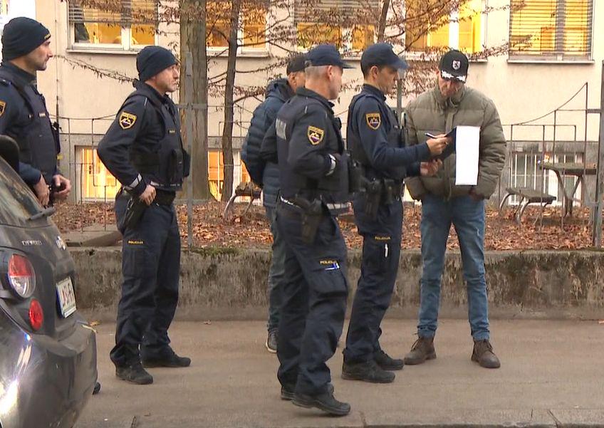Policija posredovala, ko je pripadnik Štajerske varde pred vladno palačo želel izročiti orožje Golobu