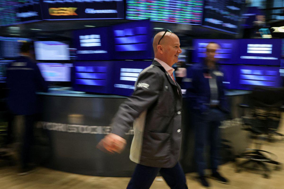 Sumi, da tehnološke družbe umetno povečujejo prikazan dobiček