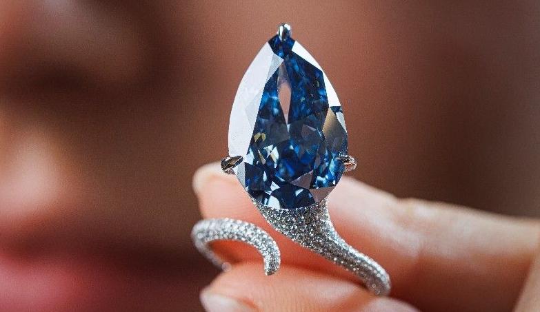 Modri diamant "Mellon Blue" so na dražbi prodali za 22,2 milijona evrov