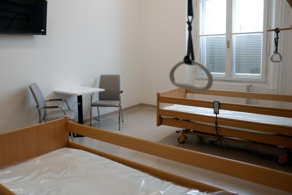 Ministrstvo obsodilo nasilno ravnanje dveh zaposlenih v domu starejših