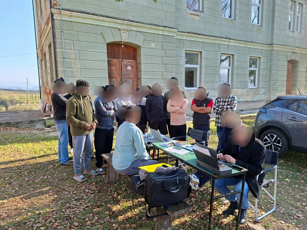 Na Dolenjskem naj bi izkoriščali Nepalce. Naznanjen sum trgovine z ljudmi.