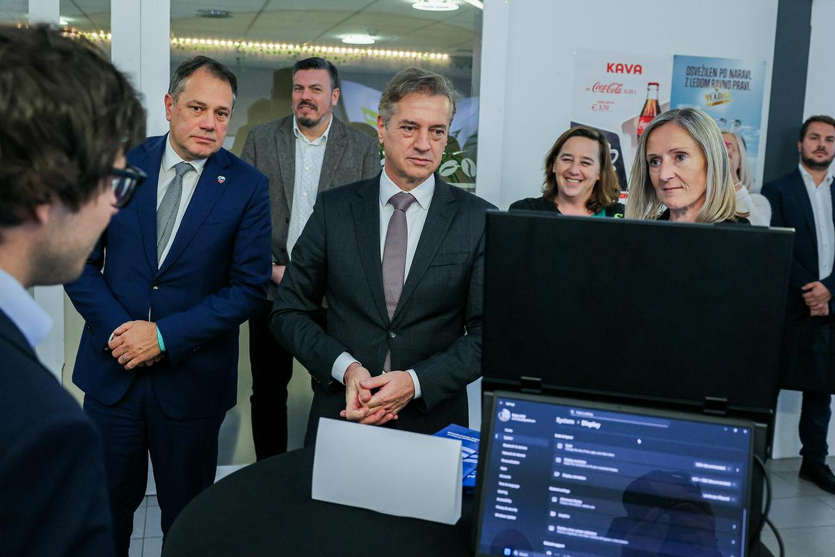 Golob: Vsak državljan bo dobil brezplačen dostop do umetne inteligence