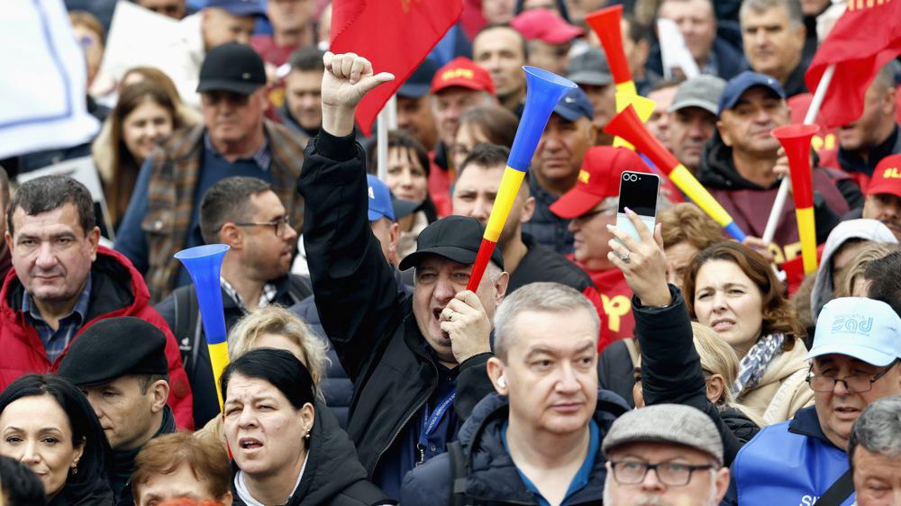Za višje plače in večje spoštovanje – Romuni protestirali proti vladnim varčevalnim ukrepom
