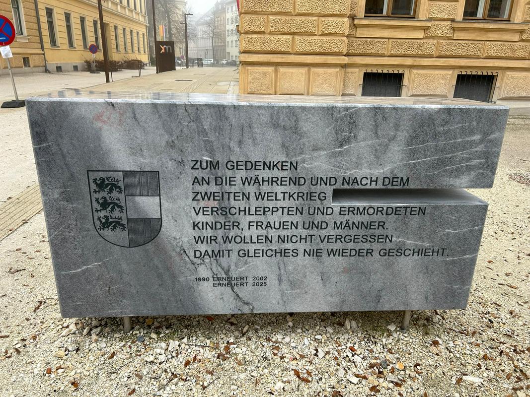 Zunanje ministrstvo obsodilo provokacijo pred deželnim muzejem v Celovcu