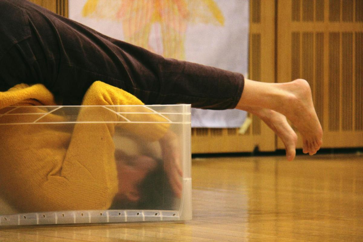 Nagib zaokroža praznovanje 20-letnice s performansom Volumen spomina Tine Valentan