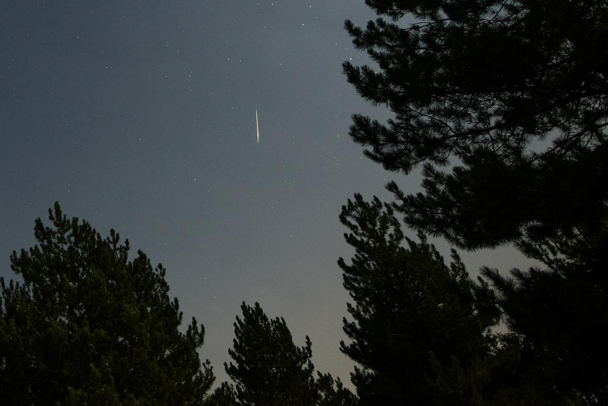 V primeru jasnega vremena bi lahko opazovali utrinke, povezane z meteorskim rojem Leonidov