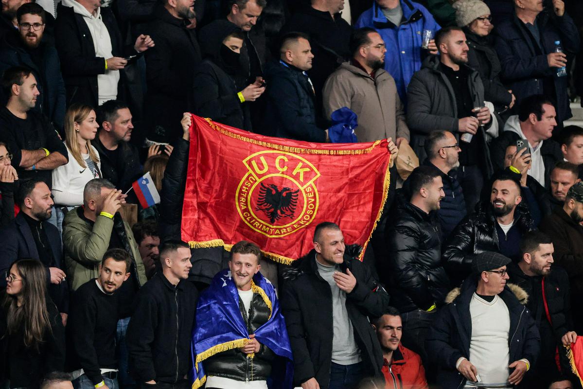 "Strogo izvajanje prepovedi vnosa obeležij Kosova bi lahko povzročilo konflikte"