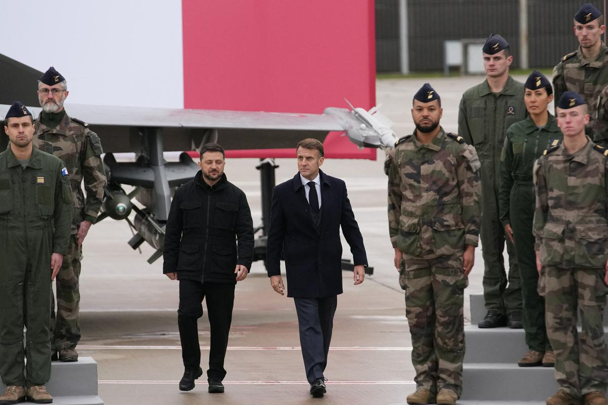 Zelenski in Macron podpisala dogovor o nakupu bojnih letal rafale