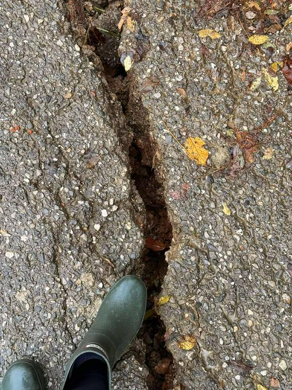 Na cesti do Kožbane še vedno plazi, zato je odprta le za interventna vozila