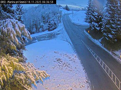 Ponekod po državi se sneg oprijema cestišča, na izpostavljenih mestih možna poledica