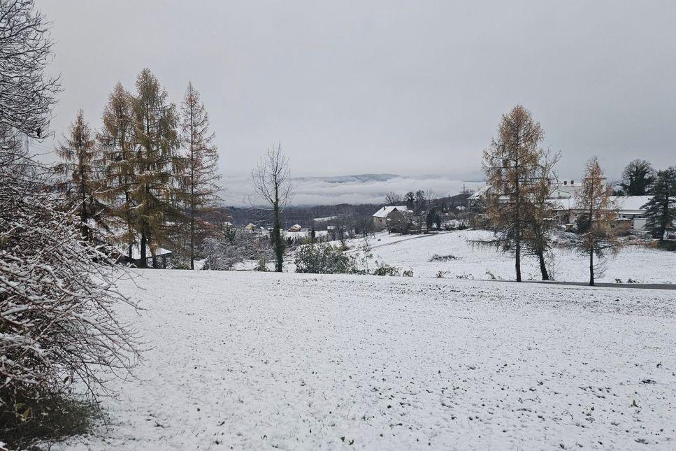 Ponekod po državi se sneg oprijema cestišča, na izpostavljenih mestih mogoča poledica