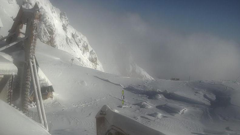 Nočno sneženje pobelilo Slovenijo in povzročilo težave v prometu