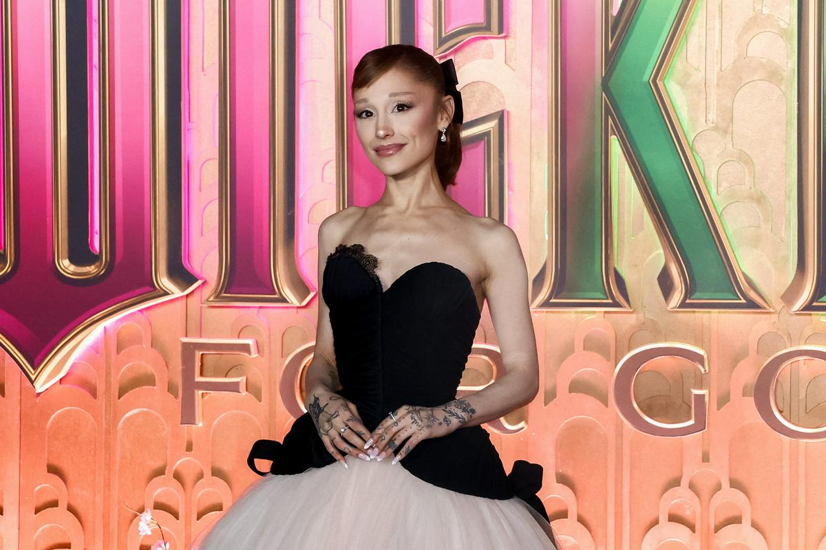 Moški, ki je na premieri zagrabil Ariano Grande, v Singapurju pristal za zapahi