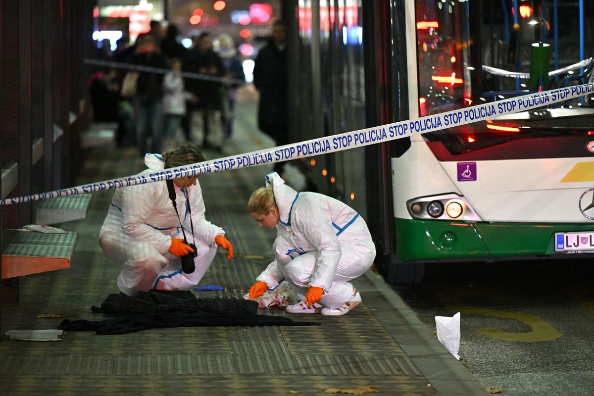 Napadeni voznik avtobusa zunaj življenjske nevarnosti, osumljenec ostaja v priporu