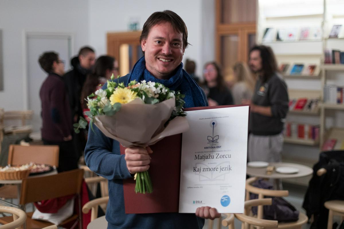 Matjaž Zorec je prvi prejemnik kritiške osti za najboljše literarnokritiško besedilo preteklega leta
