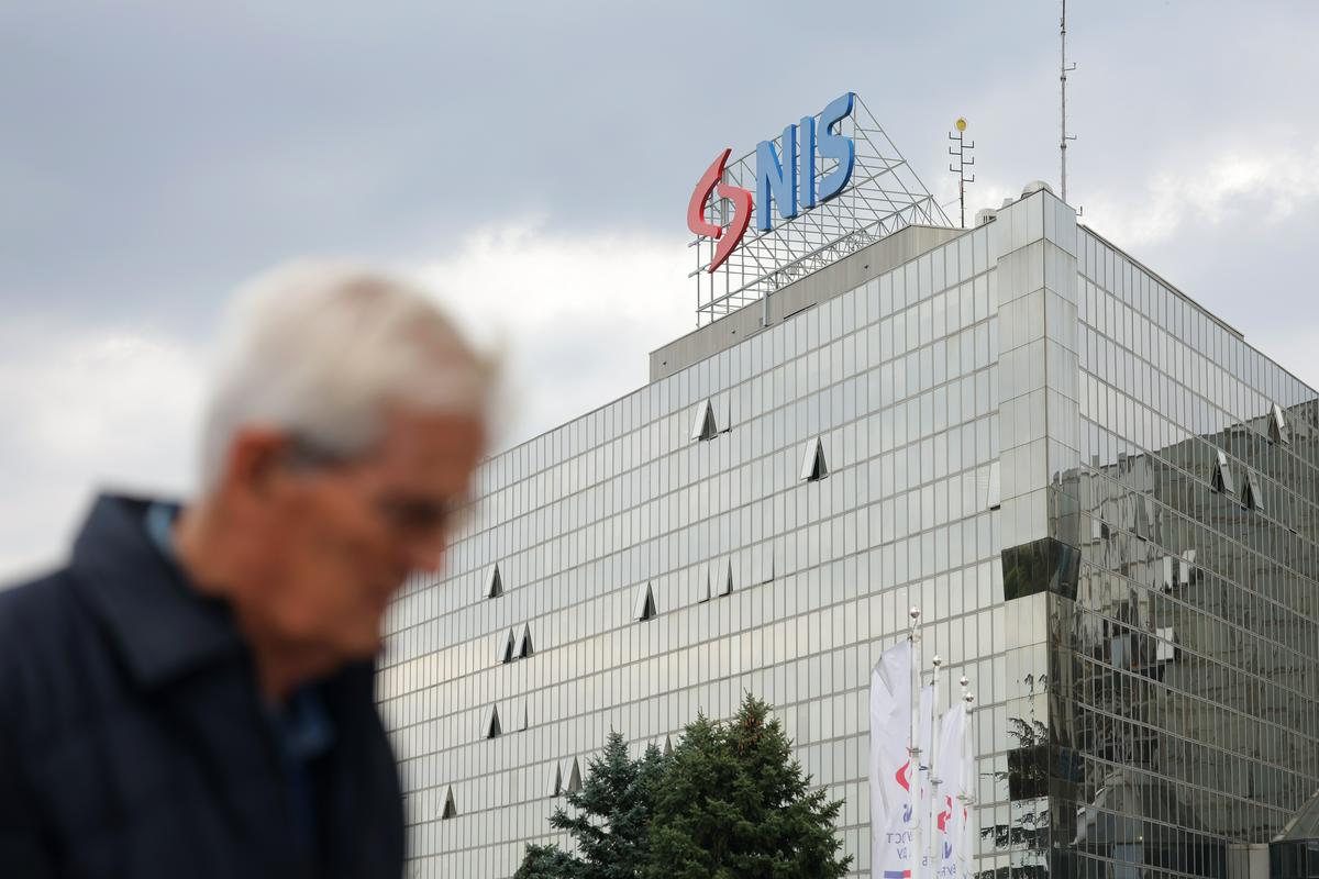 Rusi pristali, da prodajo svoj delež v Naftni industriji Srbije