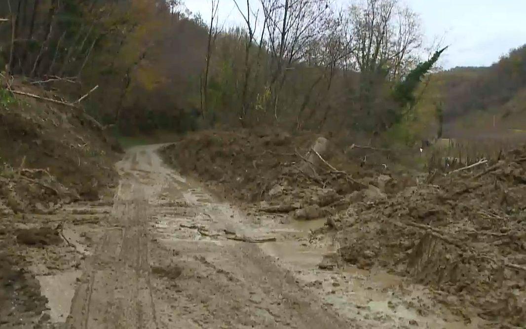 Zaradi plazov v Brdih dostop do Kožbanjskega kota mogoč le z intervencijskimi vozili