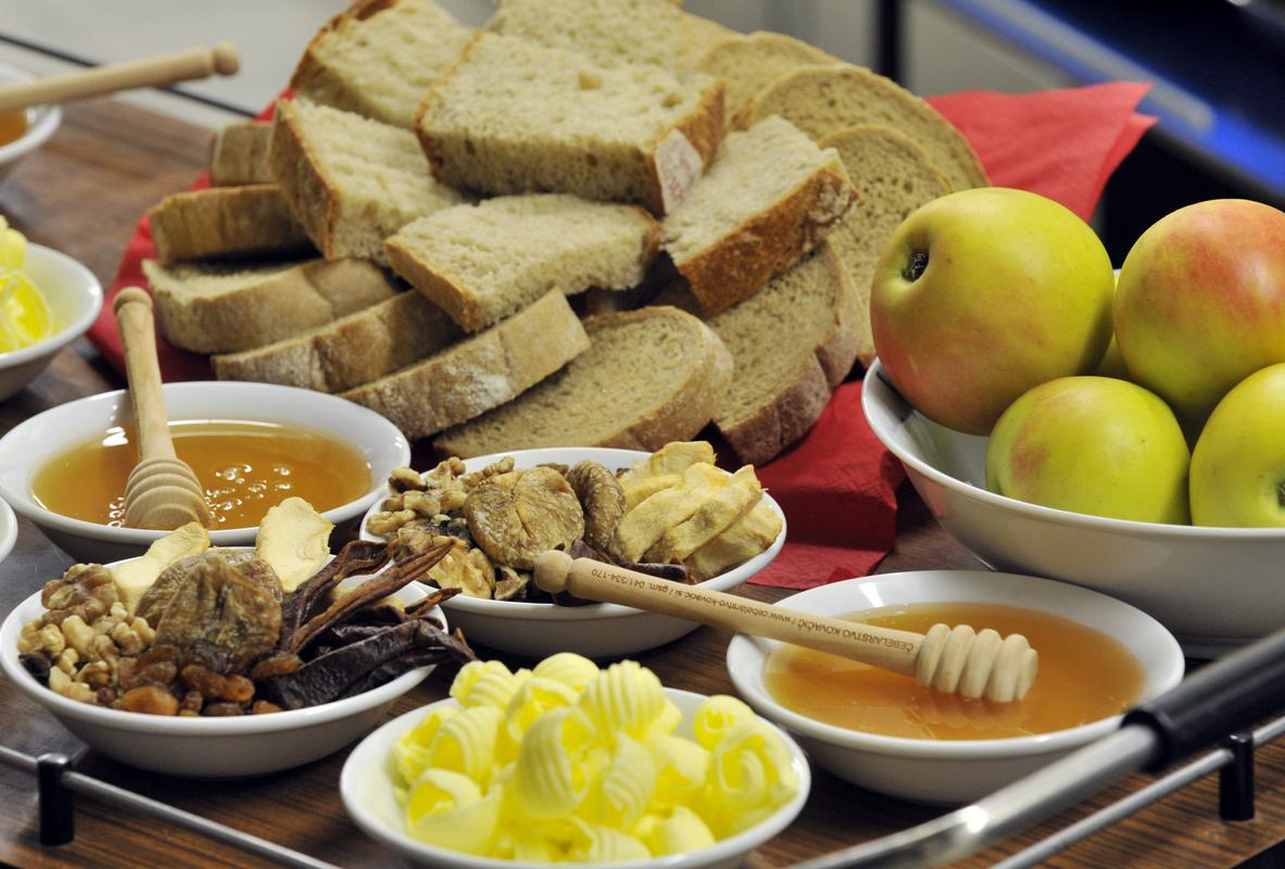 Na mizah pogrnjen tradicionalni slovenski zajtrk