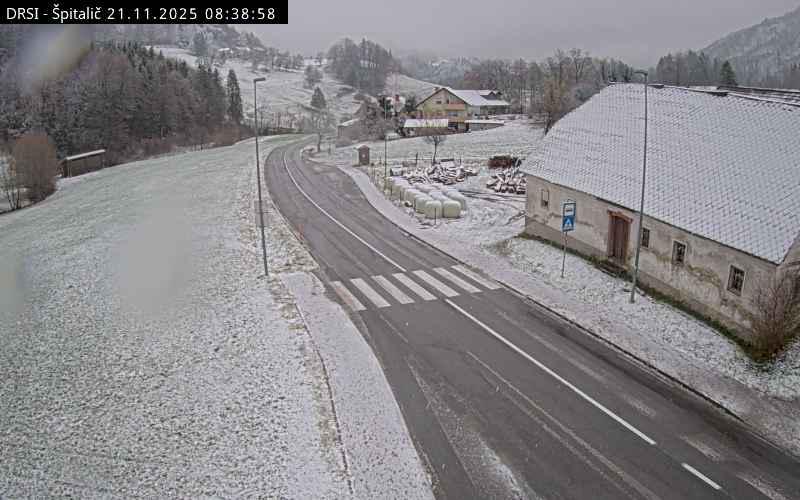 Sneg pobelil kraje nad 350 metri nadmorske višine, čez dan se bo v nižinah mešal z dežjem