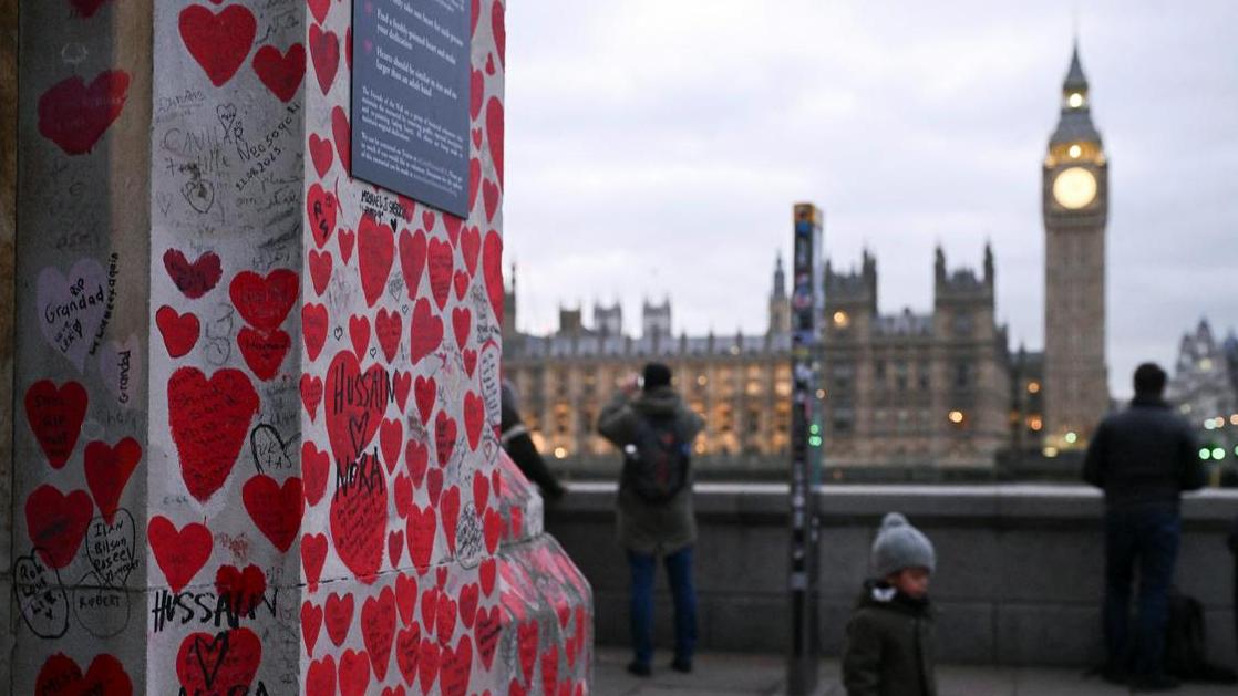 Poročilo ugotavlja, da je kaotičen odziv britanske vlade na covid-19 prispeval k dodatnim smrtim