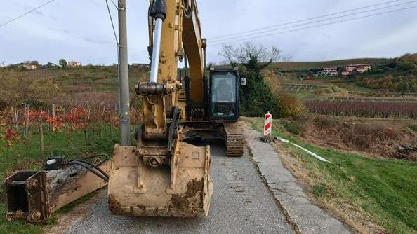 Cesta Neblo-Kožbana zaradi plazu še vedno odprta le za interventna vozila