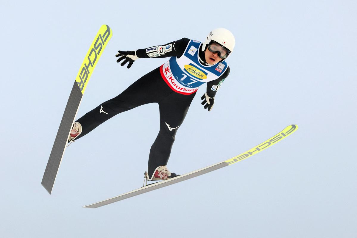 Slovenski skakalci in skakalke v Lillehammerju začeli sezono s srebrno ekipno tekmo, danes posamične preizkušnje