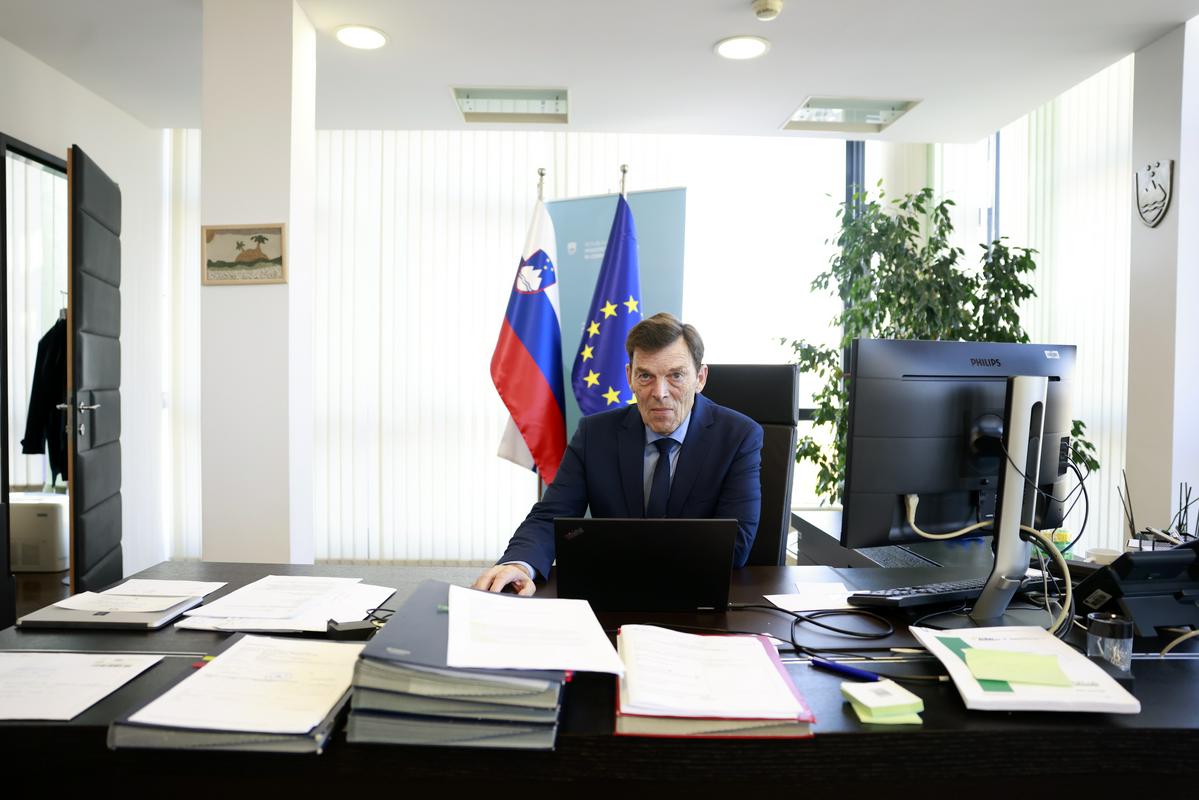 Logaj: "Prepovedati ChatGPT v šolah bi bila po mojem mnenju največja napaka"