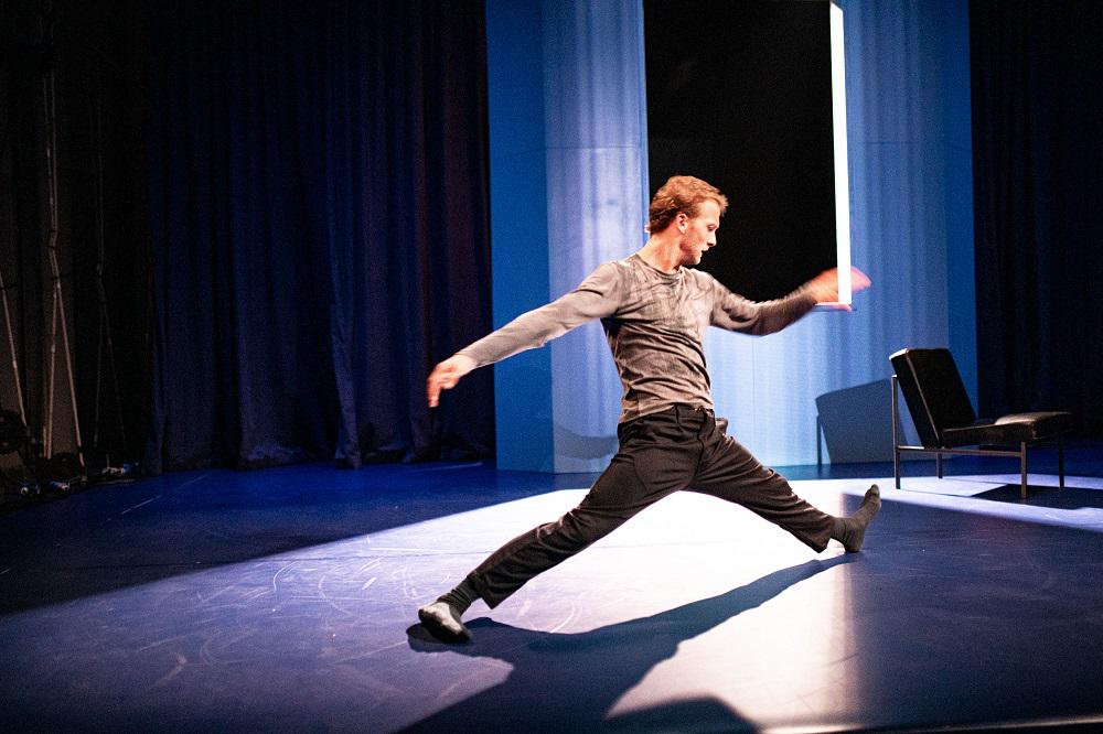 Labirint, kjer vsak odsek skriva past: Kratke zgodbe Sanje Nešković Peršin kot sprehod po razstavi