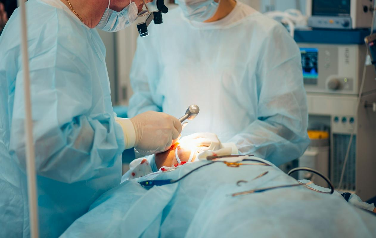 Bo oddelek za maksilofacialno kirurgijo razpadel? UKC miri, da so razmere normalne.