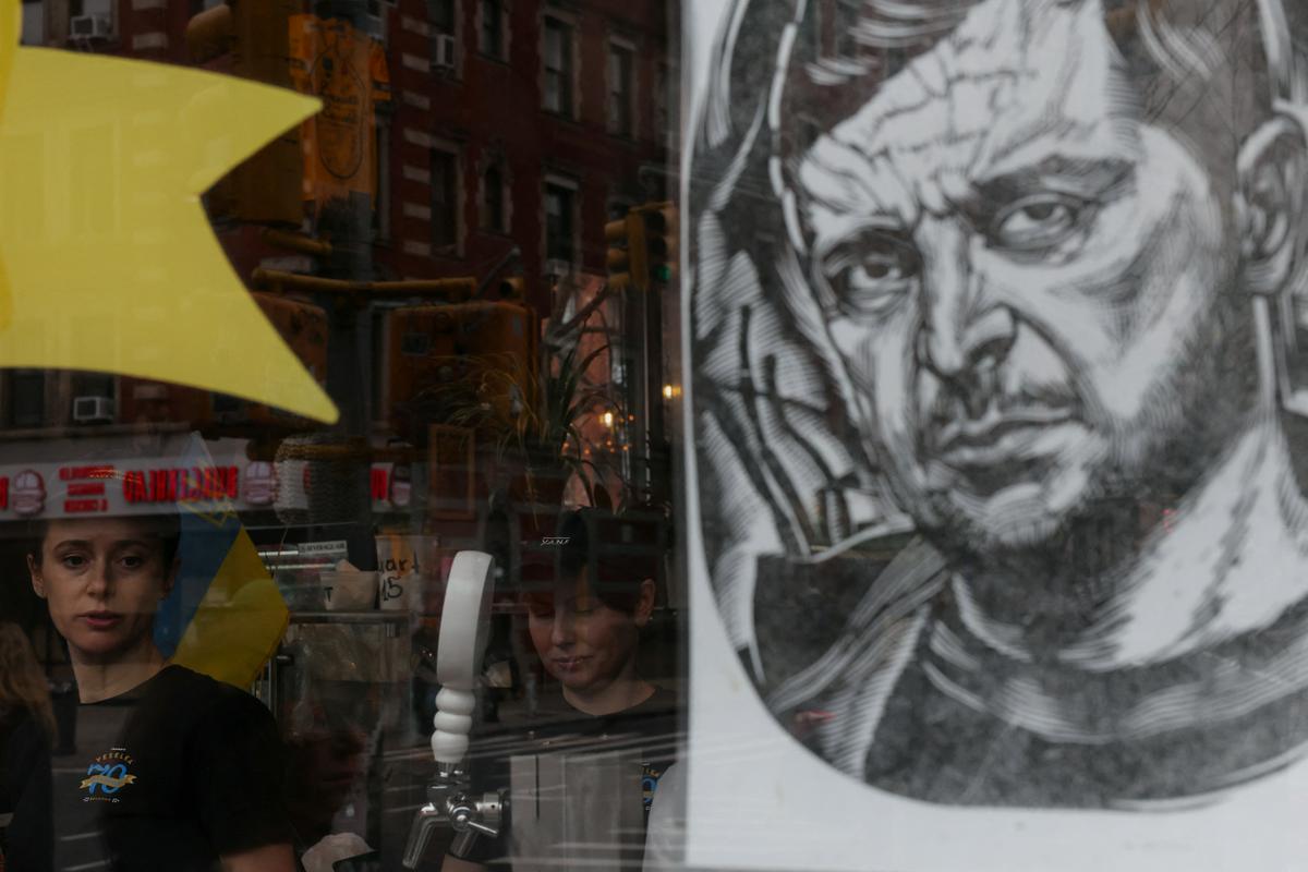 Trump: "Za dosego mirovnega dogovora ni roka." Pripravljen je na srečanje z Zelenskim in Putinom.