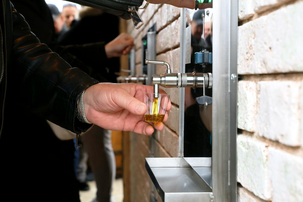 V Sloveniji zaživela prva oljčna fontana na svetu