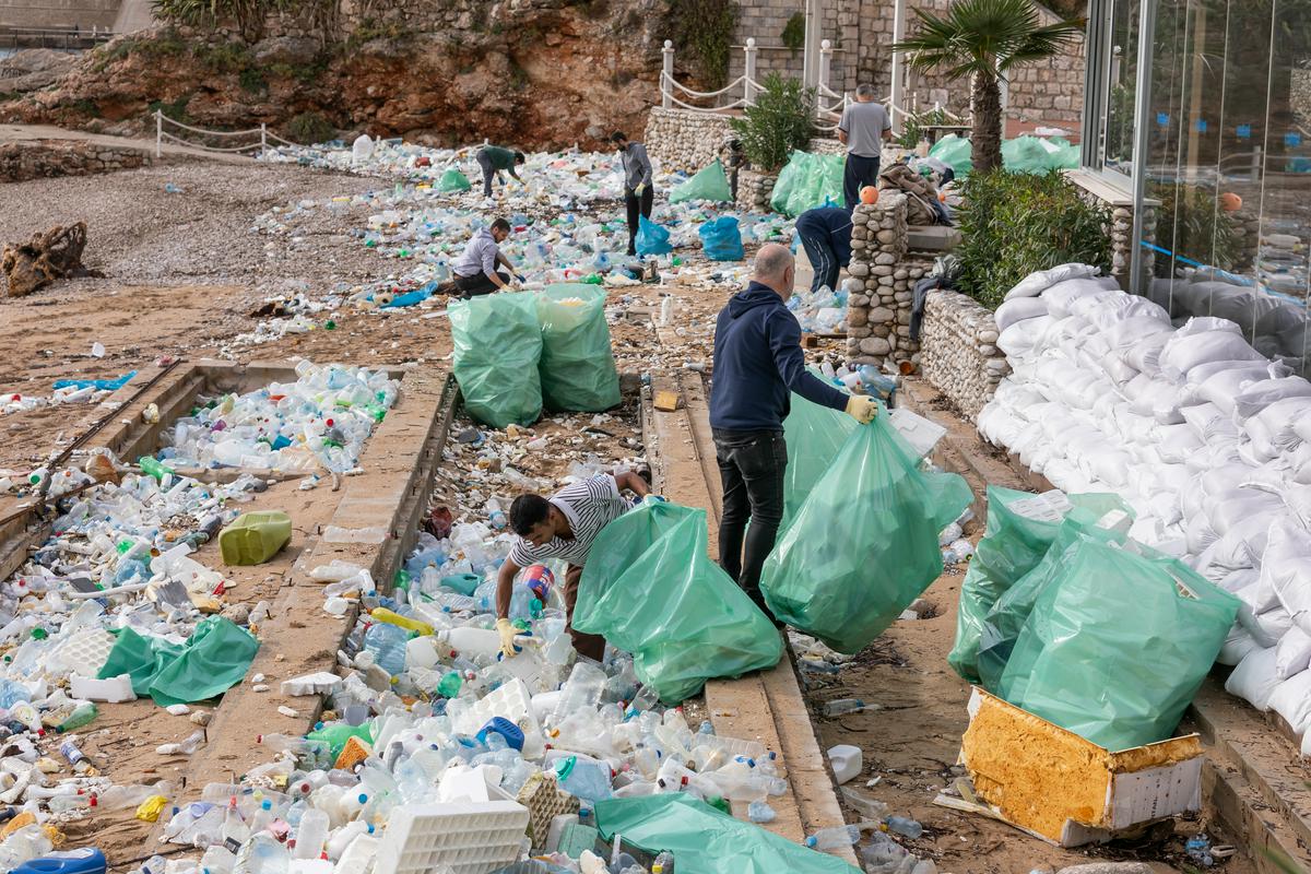 Na dubrovniške plaže morje naplavilo na tone odpadkov in plastike