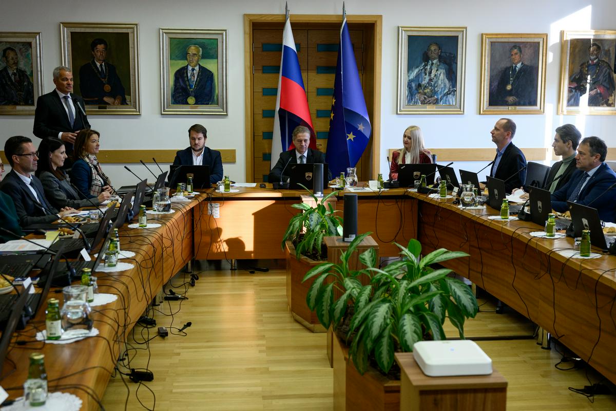 Vlada obravnavala zdravstveni interventni zakon in zaostrila pravila za bolniško odsotnost