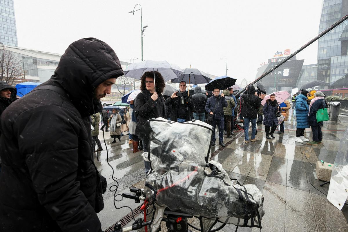 Novinarji pred parlamentom v Sarajevu opozarjajo na finančni zlom javne radiotelevizije BiH-a