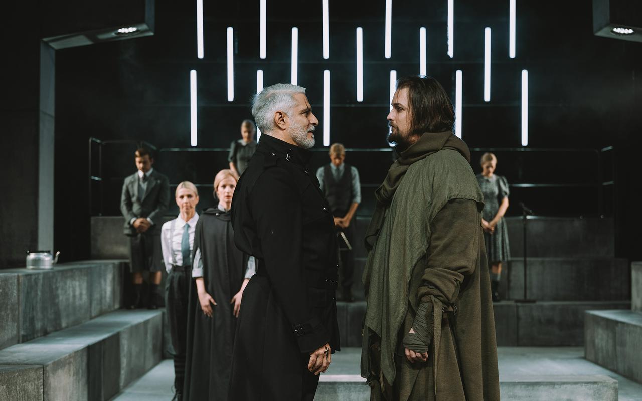 Nekaj, kar se dogaja ves čas: Zmaj, pravljična satira o totalitarnih režimih