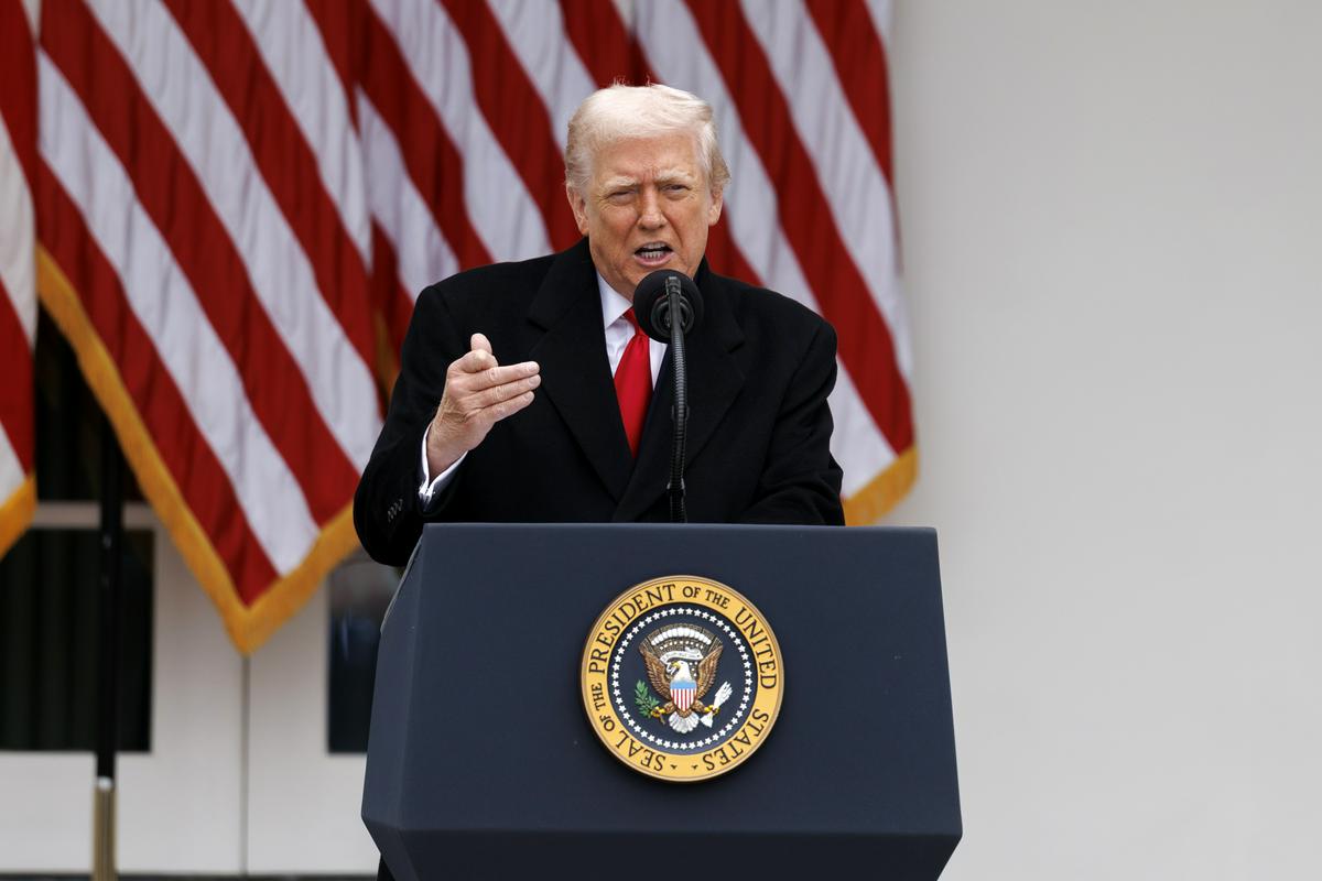 Trump naj bi razveljavil zakone in pomilostitve, ki naj bi jih Biden podpisal z avtomatskim pisalom