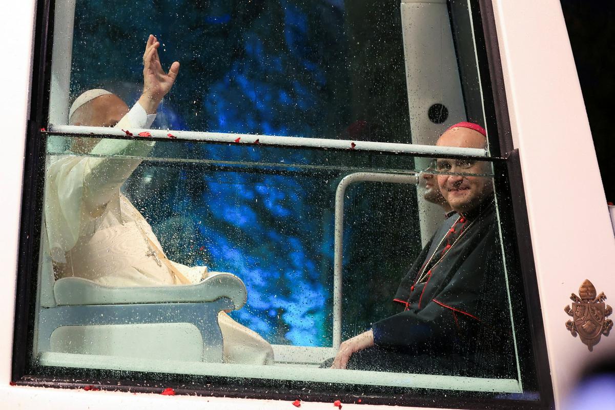 Papež Leon XIV. po obisku Turčije prispel v Libanon, kjer naj bi pozval k miru v državi