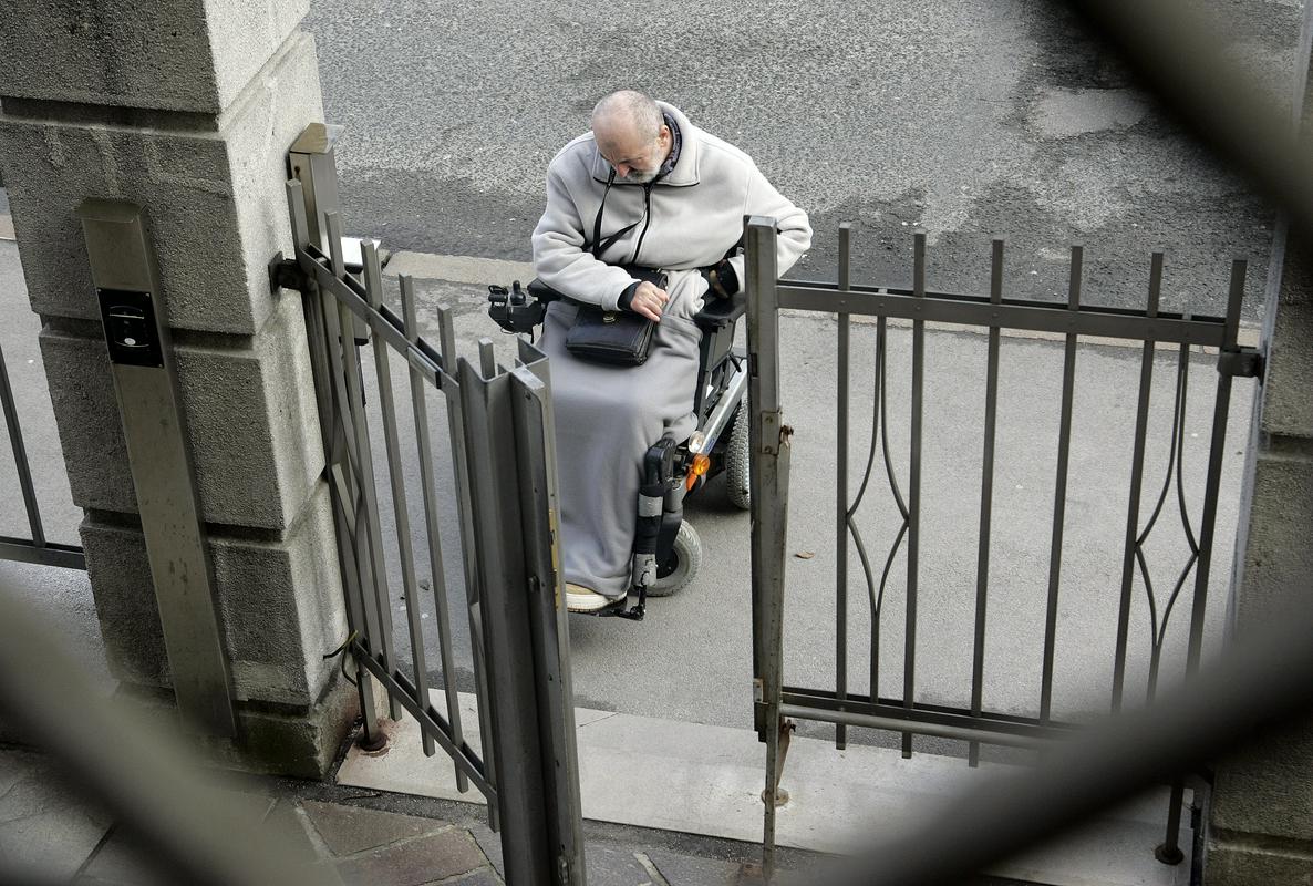 Izteka se 15-letni rok prilagoditve javnih objektov invalidom. Veliko zgradb še ostaja nedostopnih.