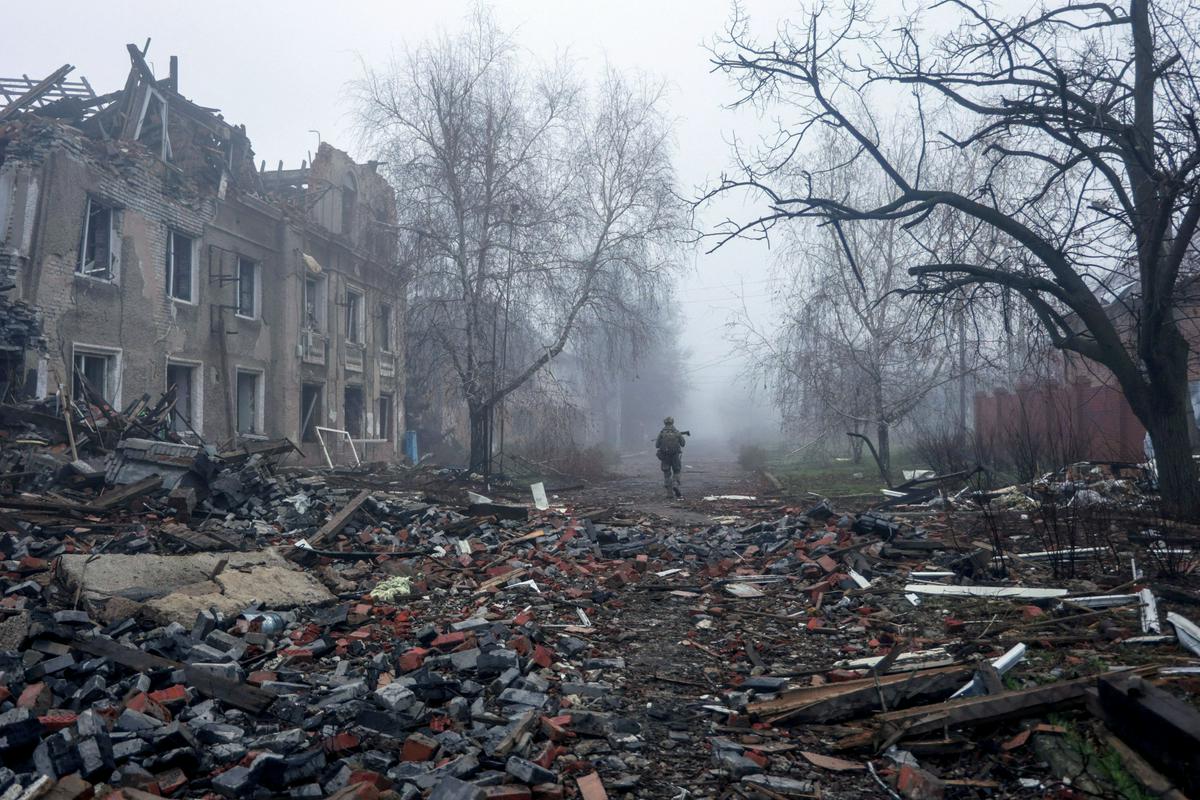 Financiranje Ukrajine z zamrznjenim ruskim premoženjem ali s skupnim zadolževanjem EU-ja